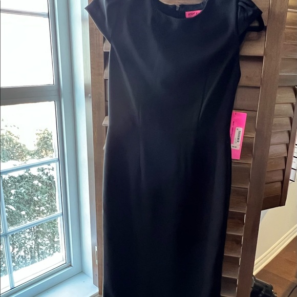 Betsy Johnson classy fitted midi black dress. Size 0 - Picture 2 of 4